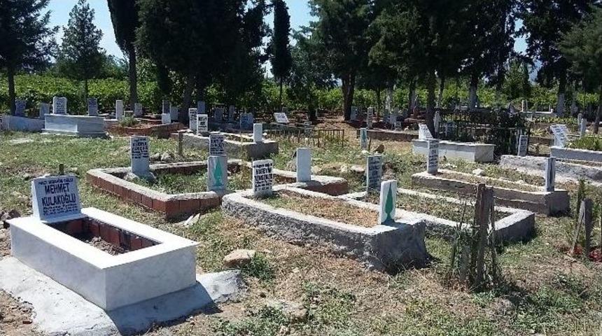 Ahmetli’deki 39 Mezarlıkta Bakım Çalışmaları Yapılıyor
