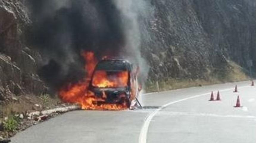 Seyir Halindeki Otomobil Alev Topuna D&ouml;nd&uuml;