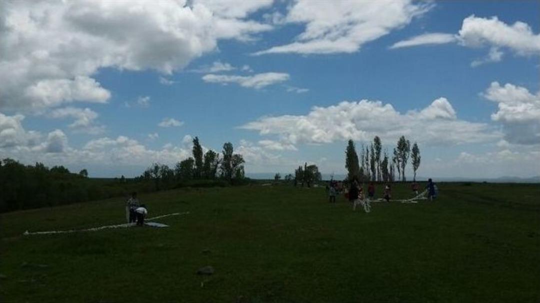 Minik &Ouml;ğrenciler Okulun Yorgunluğunu U&ccedil;urtma U&ccedil;urarak Attı