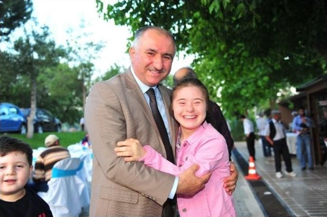 Neşet &Ccedil;ağlayan&rsquo;dan Engelli Aileleri İle İftar