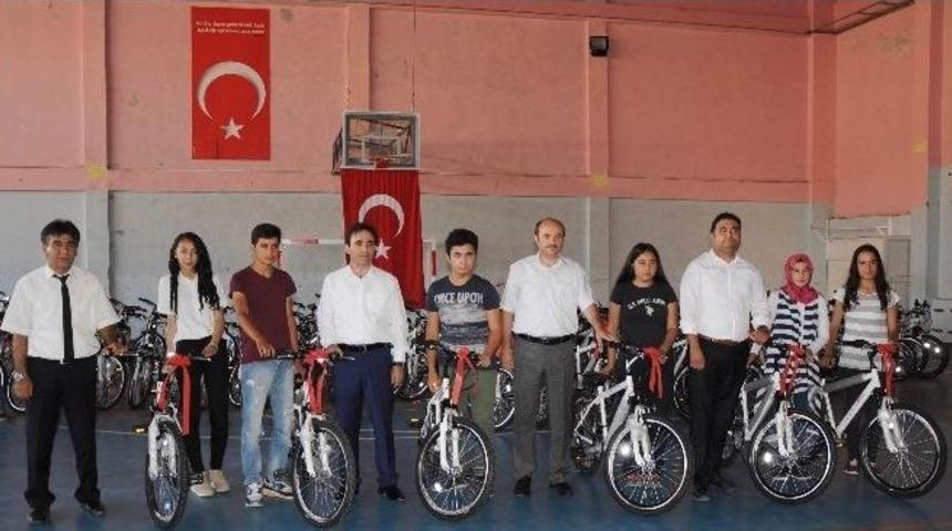 Erdemli&rsquo;de Hareketli Yaşam İ&ccedil;in Bisiklet Dağıtıldı