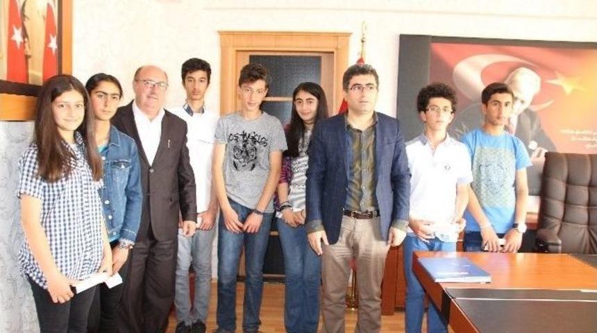 Kaymakam &Ccedil;etin Teog Birincilerini Kabul Etti