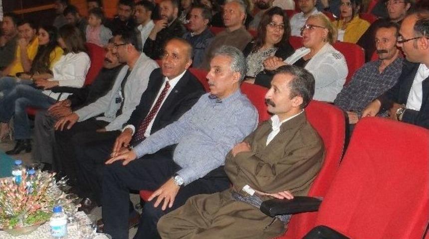 Vali Toprak Tiyatro Oyununu Seyretti