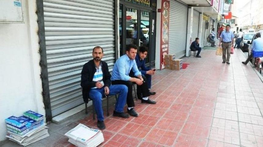 Elektrikler Kesilince Esnaf Kepenk A&ccedil;amadı