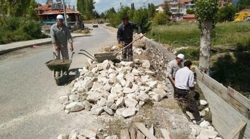 Hisarcık Belediyesi&rsquo;nden İstinat Duvarı Yapımı