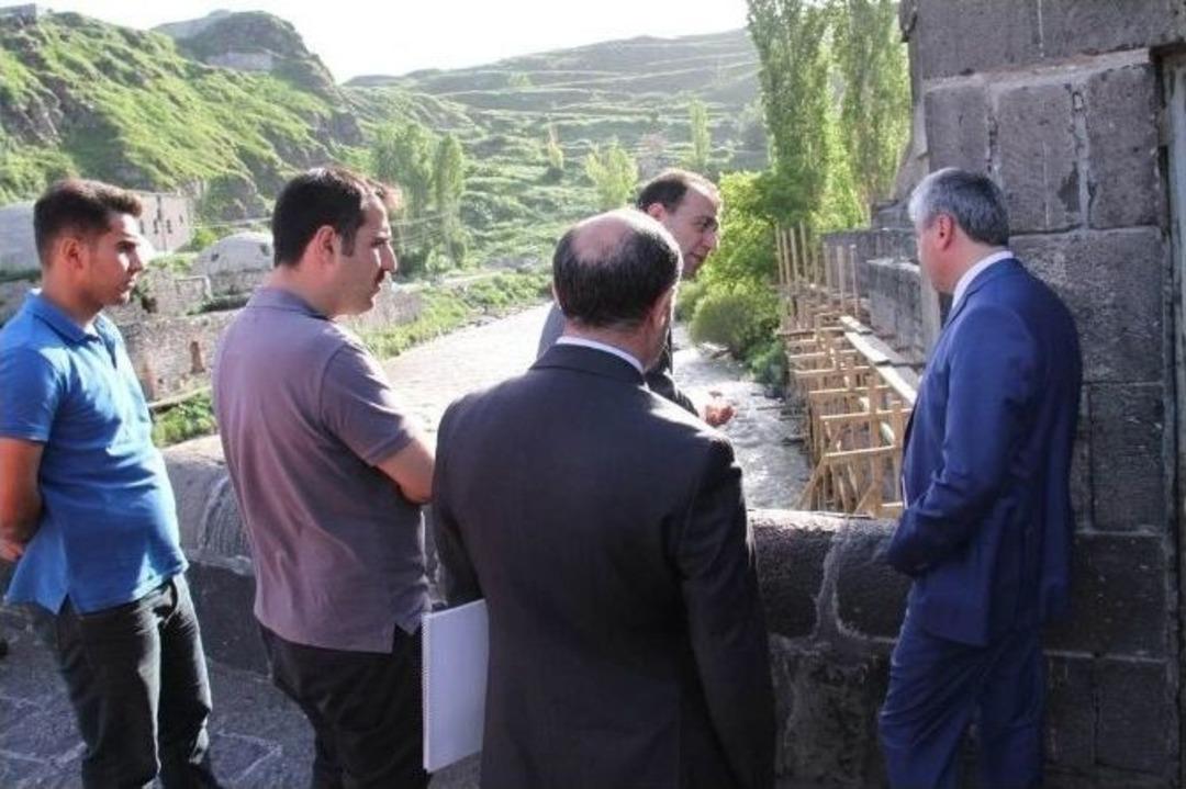 &lsquo;masa Başında Oturmayacağım&rsquo; Diyen Kars Valisi İlk G&uuml;n&uuml;nde Sahaya İndi