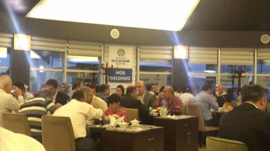 Başkan Ahmet &Ccedil;akır Basın Mensuplarıyla İftarda Bir Araya Geldi