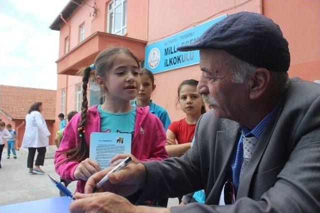 Minik Öğrencilerden Yazar Cumhur Turan Kitaplarına Büyük İlgi