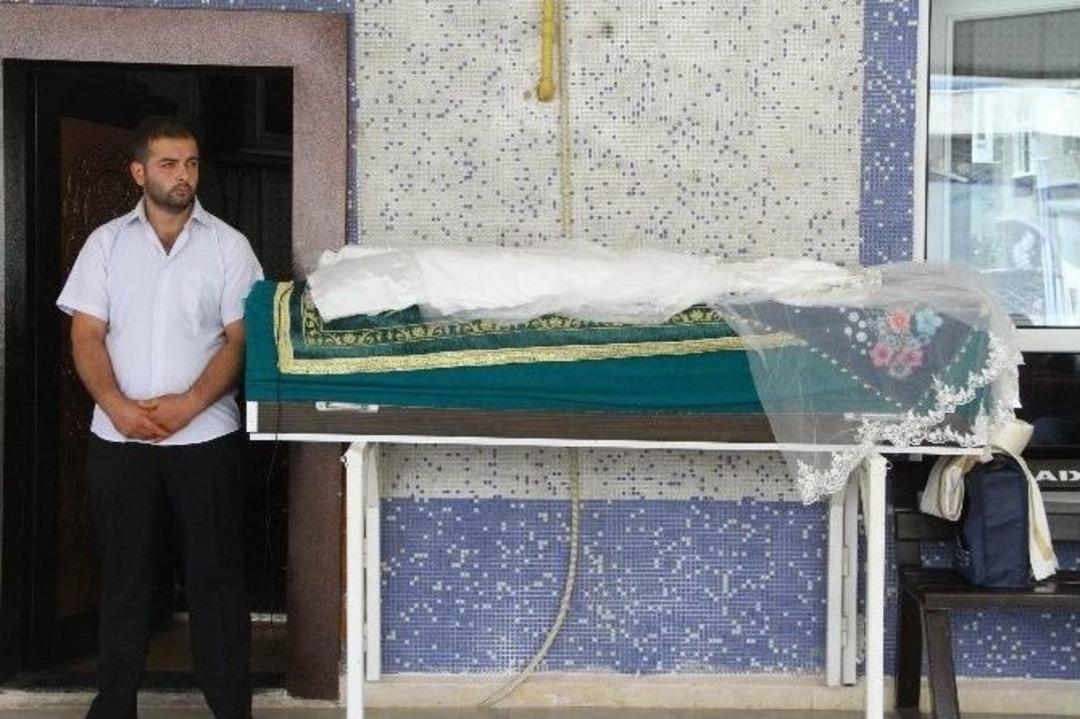 &Ouml;len Ve Karnındaki 8.5 Aylık Bebeği Sezaryenle Alınan Anne Toprağa Verildi