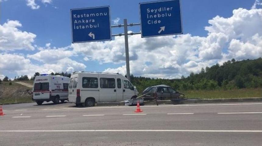 Minib&uuml;s İle Otomobil &Ccedil;arpıştı: 1 &Ouml;l&uuml;, 4 Yaralı