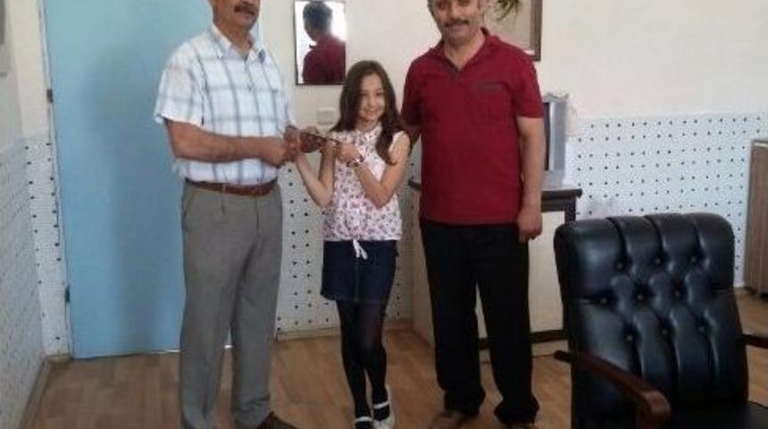 Kazandığı &Ouml;d&uuml;l&uuml;, Gaziler Derneğine Bağışladı