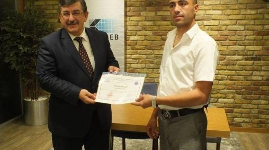 Afyonkarahisar Madeni Sanatkarlar Odası Tarafından D&uuml;zenlenen &ldquo;girişimcilik Kursu&rdquo;nu Başarıyla Tamamlayan Girişimci Adaylarına Belgeleri Verildi