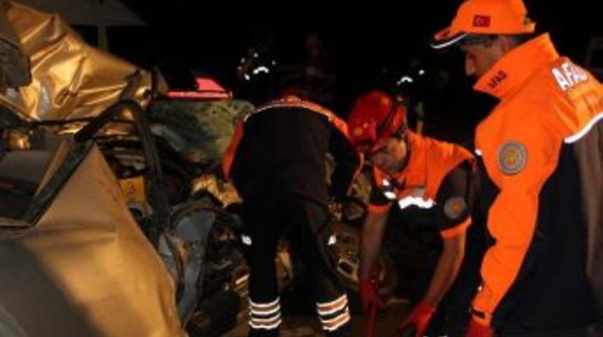 Bir Ailenin Yok Olduğu Korkun&ccedil; Kaza G&uuml;venlik Kamerasında