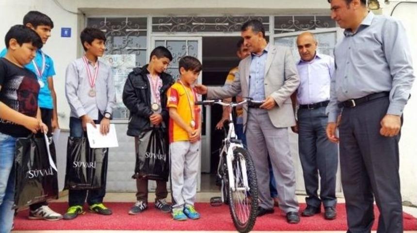 G&uuml;reş M&uuml;sabakasında Derece Alan &Ouml;ğrencilere &Ouml;d&uuml;l