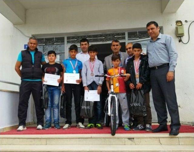 Güreş Müsabakasında Derece Alan Öğrencilere Ödül 1