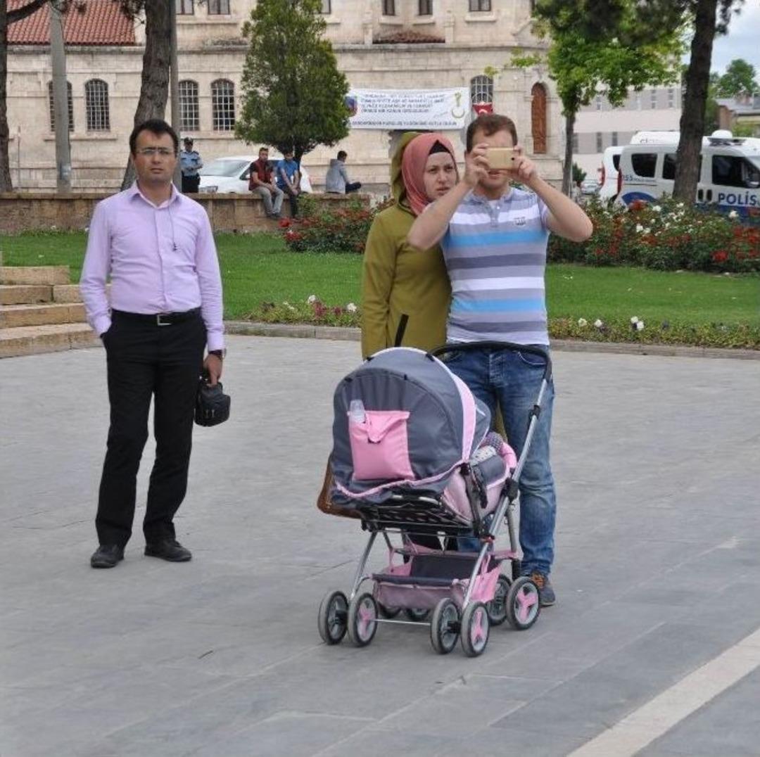 Ş&uuml;pheli &Ccedil;antayı Polis Patlattı, Vatandaş Merak Etti