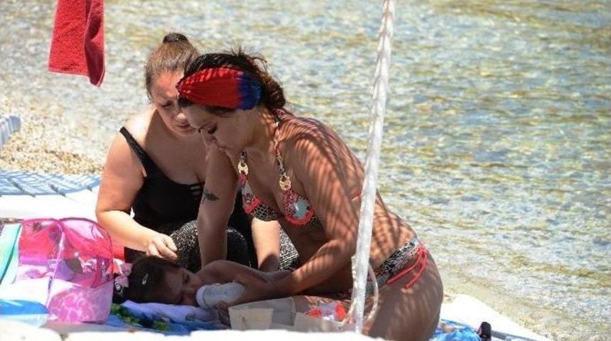Demet Akalın, Kızı Hira İle Halk Plajında