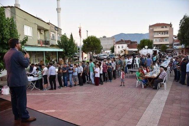 Başkan Çelik Karaağaçlı Mahallesiyle İftarda Buluştu