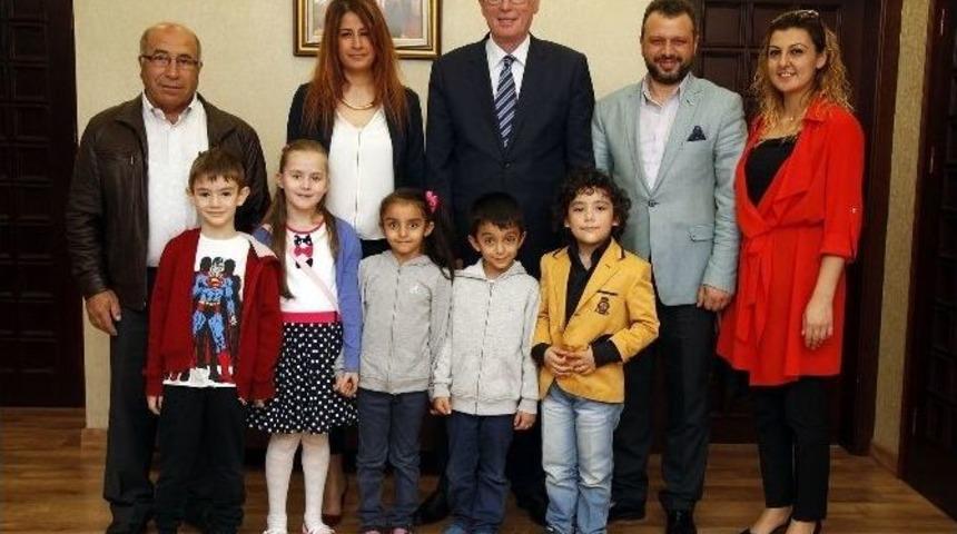 Miniklerden Başkan Kurt&rsquo;a Madalya