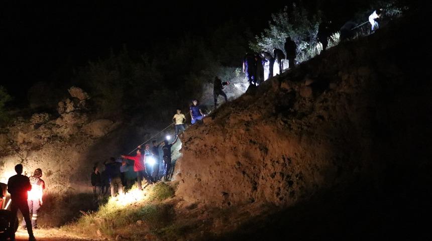 Uçurumda mahsur kalan kadın 12 saatte kurtarılabildi