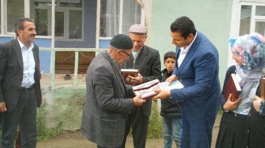 Ak Parti’den Kur’an-ı Kerim Dağıtımı