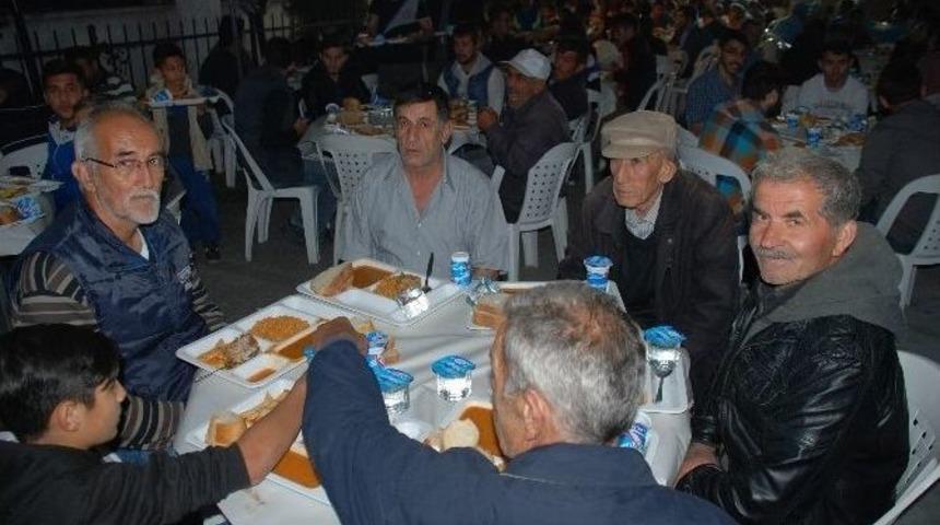 Mimar Sinan Camii&rsquo;nde İftar Geleneği S&uuml;r&uuml;yor