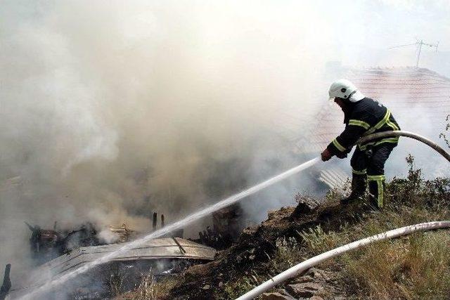 Yozgat’ta İftar İçin Yemek Pişirmeye Çalışan Yaşlı Adamın Evi Yandı