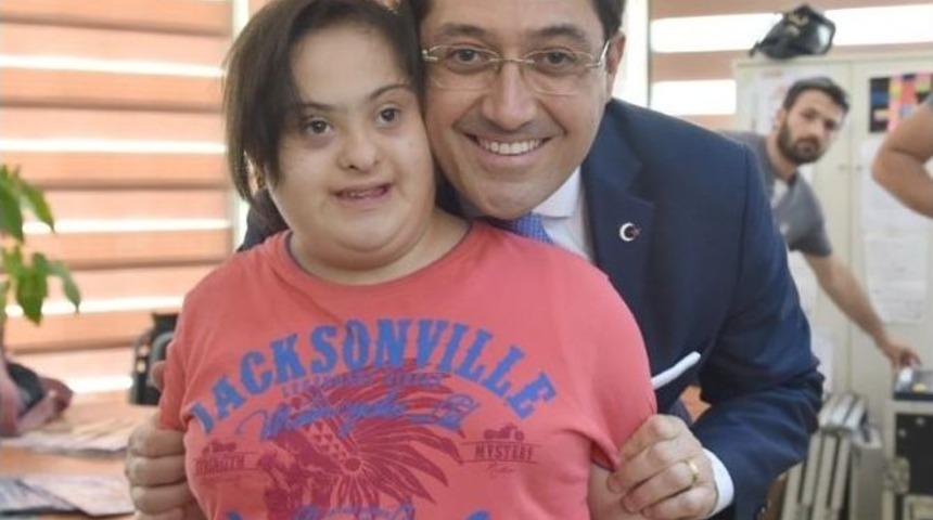 Başkan Hazinedar, Engellilere Sertifikalarını Verdi