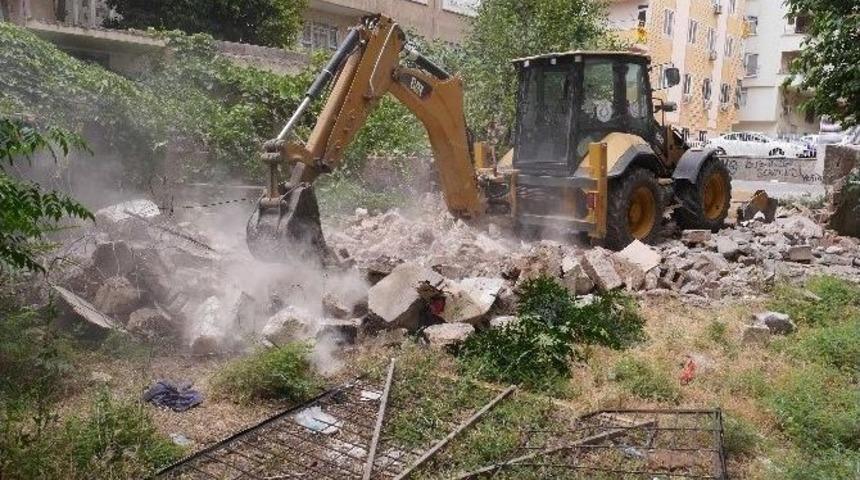 Haliliye&rsquo;de Riskli Yapılar Yıkıldı