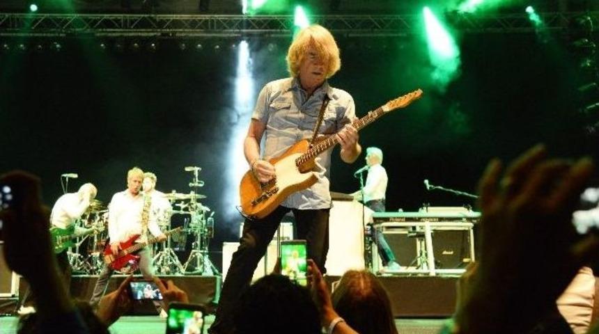 Efsane Grubun Solisti Antalya&rsquo;da Kalp Krizi Ge&ccedil;irdi