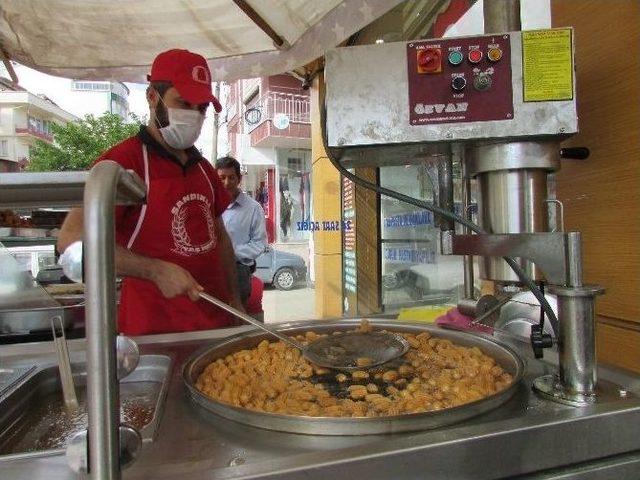 Sandıklı’da Bir Pastanede Çıkarılan Değişik Lezzetler İlgi Görüyor