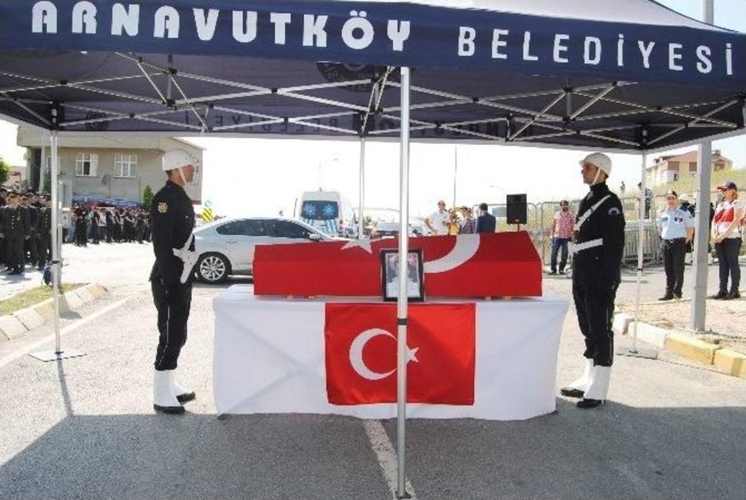 Şehit Polis Ayhan &Ouml;l&ccedil;er İ&ccedil;in Arnavutk&ouml;y&rsquo;de T&ouml;ren D&uuml;zenlendi