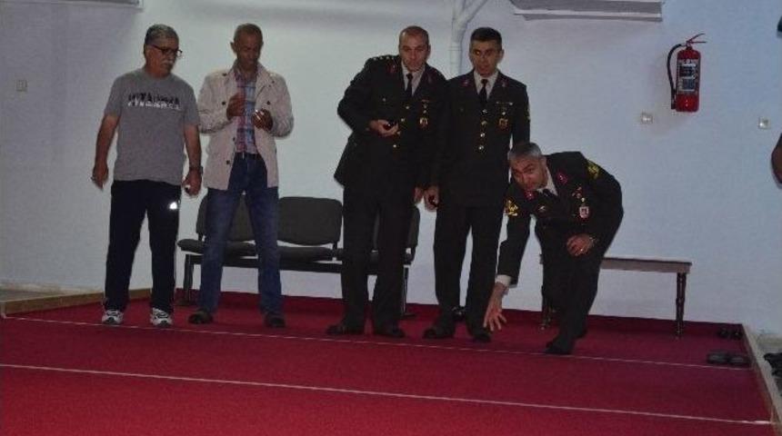 Asker, Yaşlılarla "bocce" Oynadı