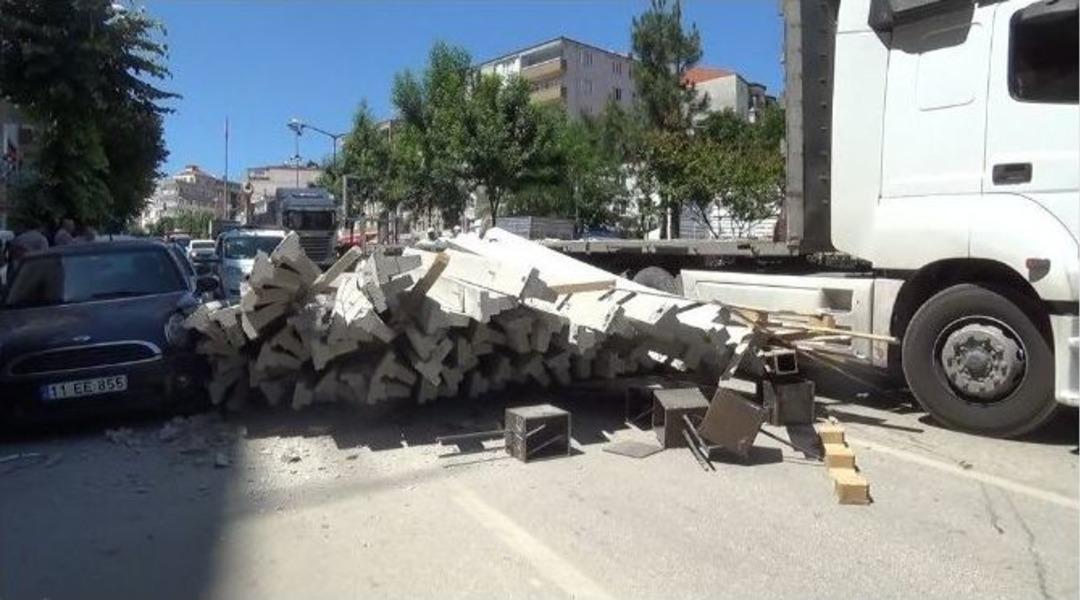 Seyir Halindeki Tır&rsquo;dan D&uuml;şen Beton Kalıpları Faciaya Yol A&ccedil;ıyordu