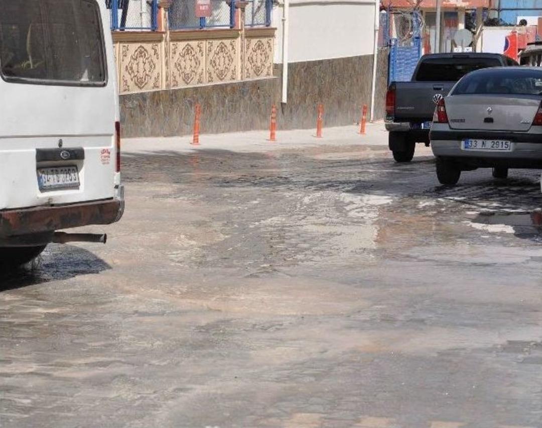 Patlayan Su Borusu Yolları G&ouml;lete &Ccedil;evirdi