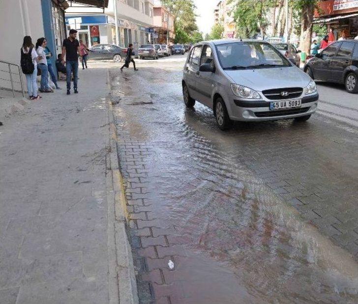 Patlayan Su Borusu Yolları Gölete Çevirdi G1