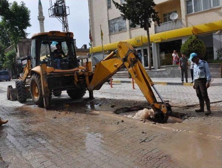 Patlayan Su Borusu Yolları Gölete Çevirdi G2