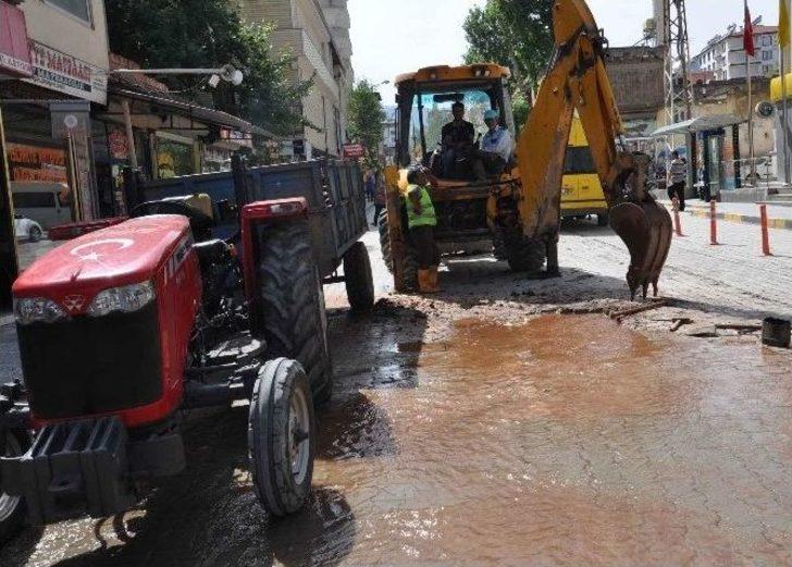 Patlayan Su Borusu Yolları Gölete Çevirdi G3