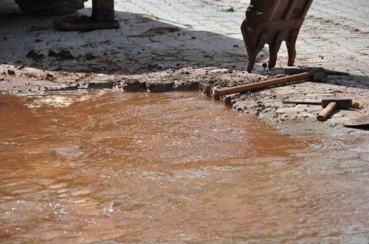 Patlayan Su Borusu Yolları Gölete Çevirdi G5