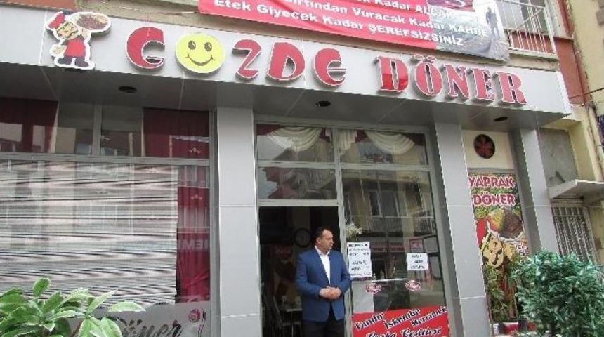 Teröre Tepki Olarak Restorantının Önüne Pankart Astı