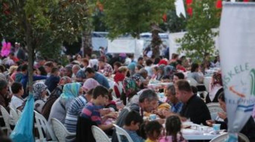 Başiskele Sahili İftarları S&uuml;r&uuml;yor