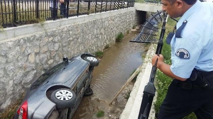 Kontrolden &Ccedil;ıkan Otomobil Dereye U&ccedil;tu