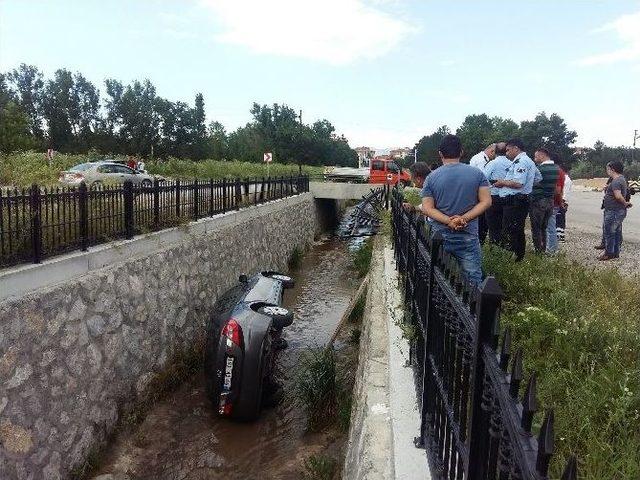 Kontrolden Çıkan Otomobil Dereye Uçtu