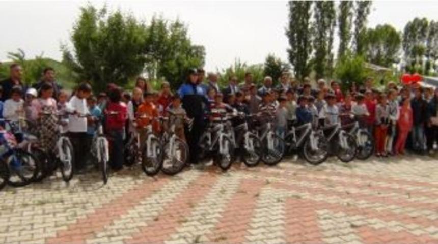Başarılı &Ouml;ğrenciler Bisikletle &Ouml;d&uuml;llendirildi