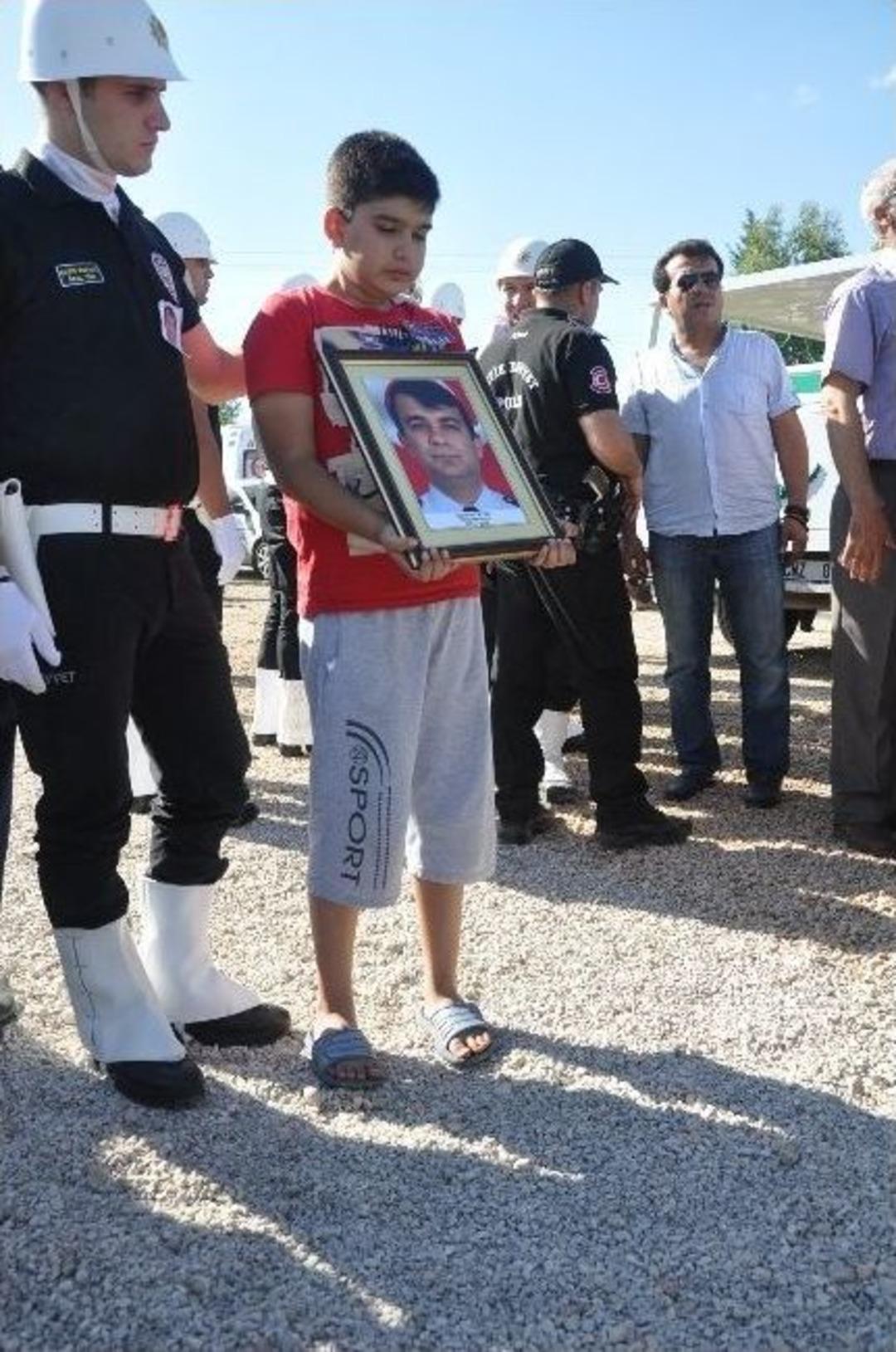 Şehit Polis Mehmet Oflaz T&ouml;renle Toprağa Verildi