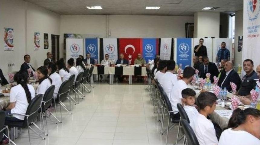 Hakkari&rsquo;de Başarılı Sporcular Onuruna Yemek Verildi