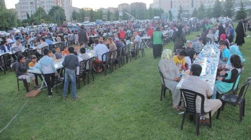 İhh&rsquo;dan Suriyeli Aileler Ve Yetimlere İftar