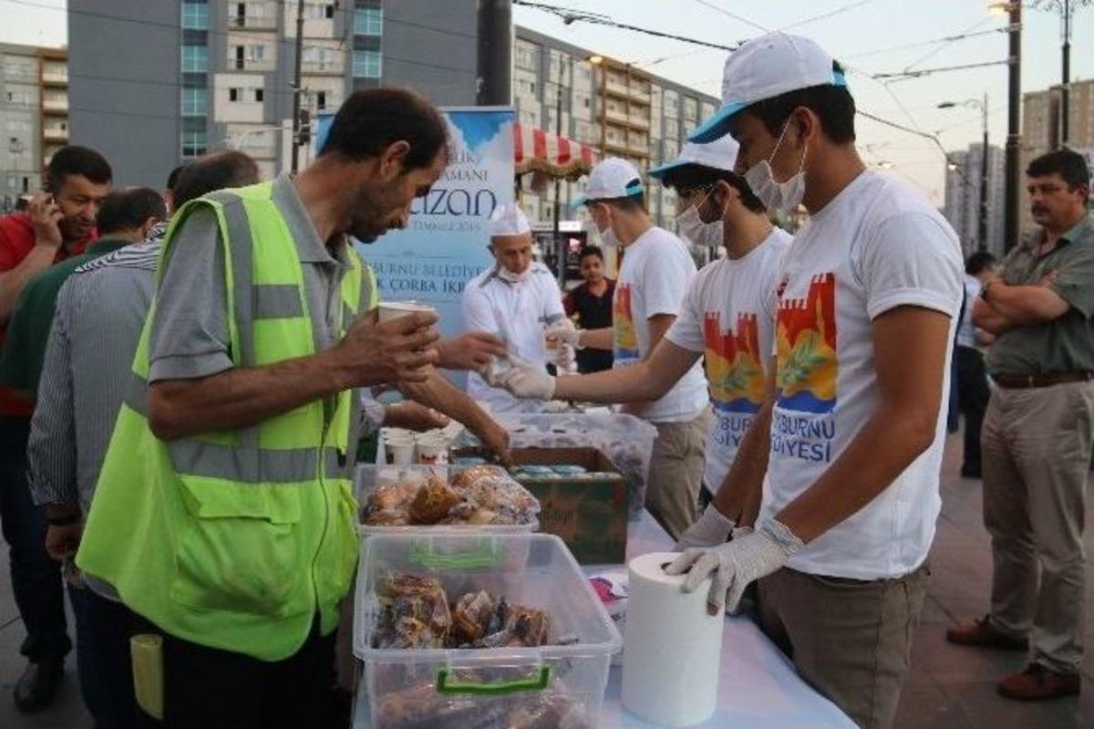 İftara Yetişemeyen Vatandaşların İmdadına Zeytinburnu Belediyesi Yetişti