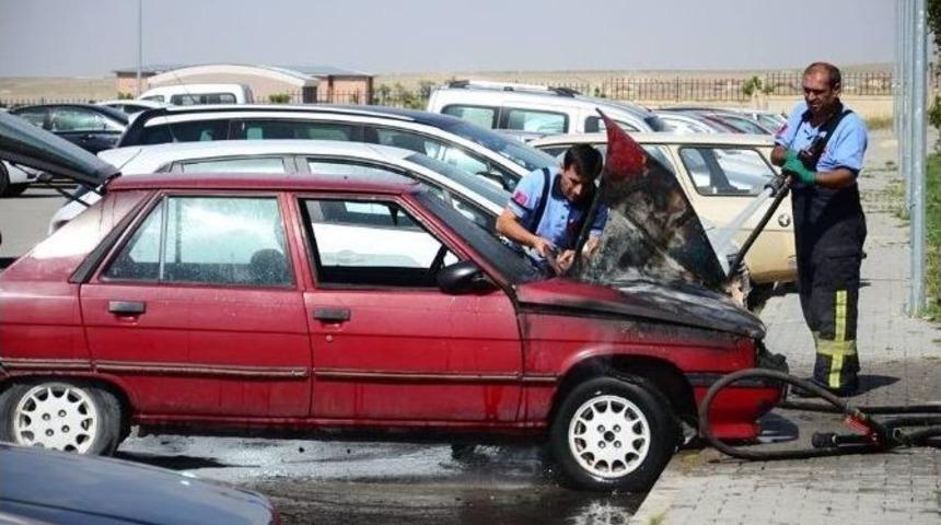 Hastane Bah&ccedil;esinde Park Halindeki Otomobil Yandı