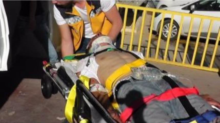 Minib&uuml;s İle Otomobil &Ccedil;arpıştı: 4 Yaralı